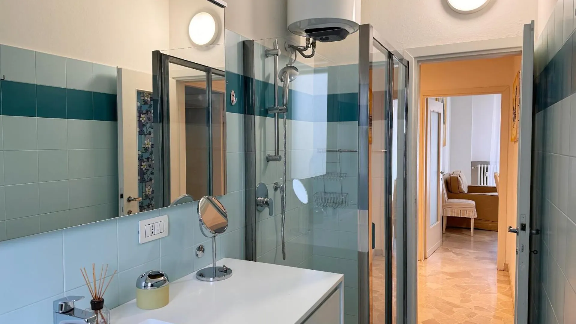 Orea Spiti - The Urbanite Milan Apartment